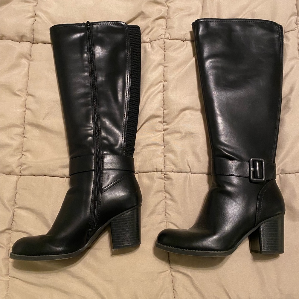 Naturalizer knee-high boots. Like new condition. Only worn a few times.